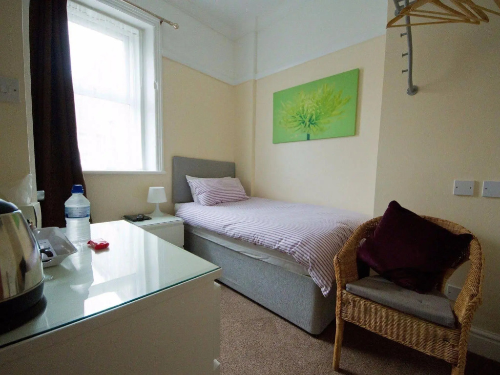 Rossall Guest House -Ideal For Families & Couples