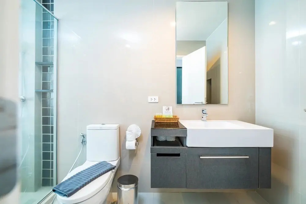 D189 - Convenient Apartment in The Deck Condo Pool gym and Laundry Room