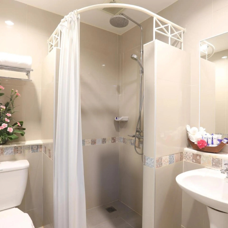 Tuana Hotels Brook Pool Access
