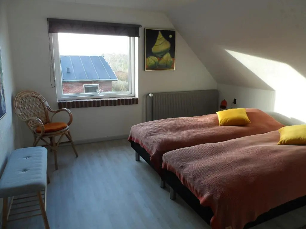 Logi i hus med kunst og have