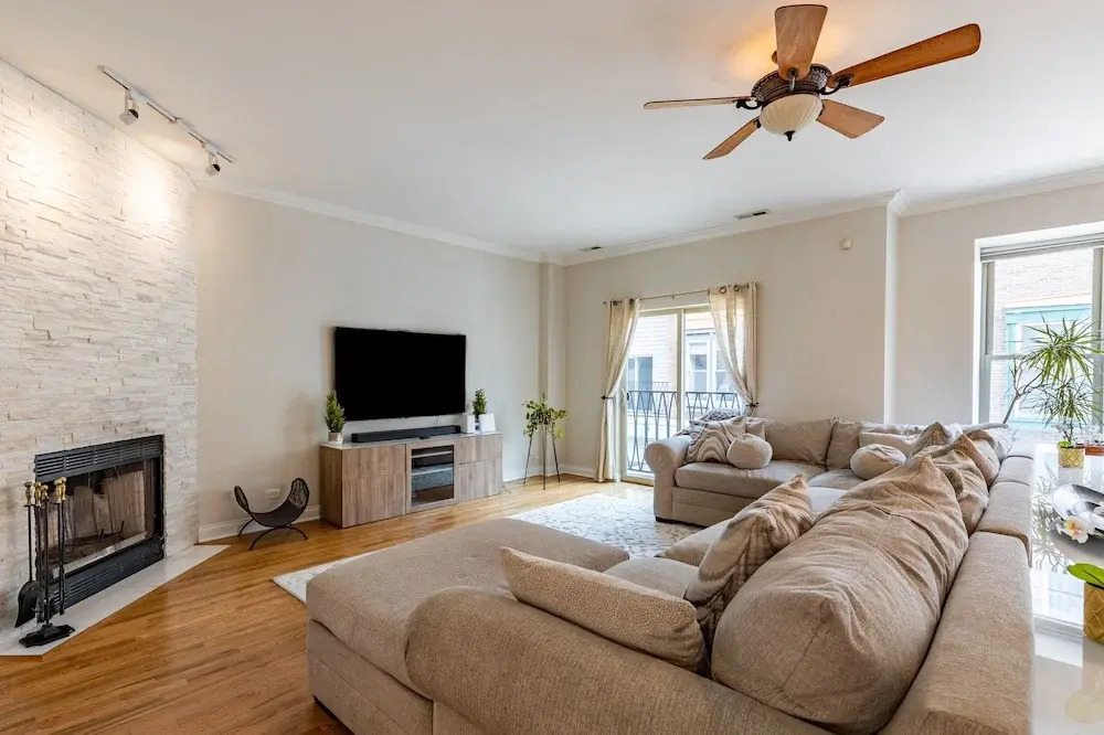 Windy City Getaway 3br 2ba Chicago Townhouse 3 Bedroom Home by RedAwning