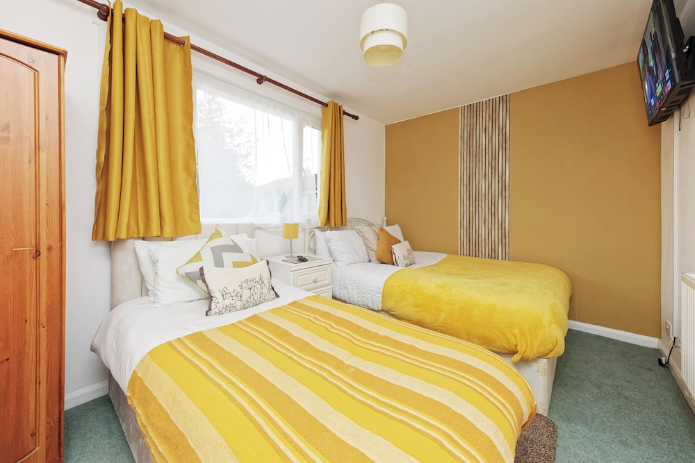 House Sleeps 14 With Enclosed Garden