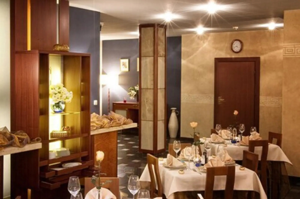 Hotel H12