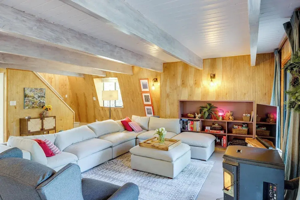 Walk to Village: Cozy Cabin in Pine Mountain Club