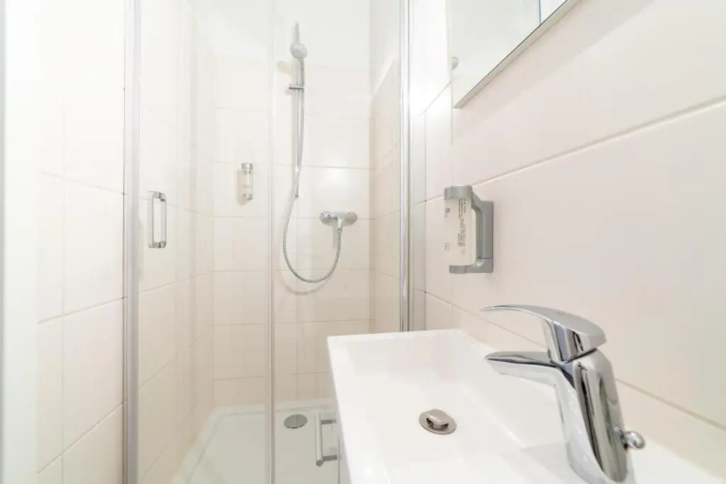 Monteurzimmer Berlin Pankow mit Dachterrasse - Nur 10 min. von der A10 - 3 Zimmer/ 7 Betten