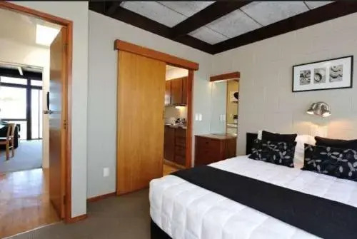 Whispering Sands Beachfront Motel