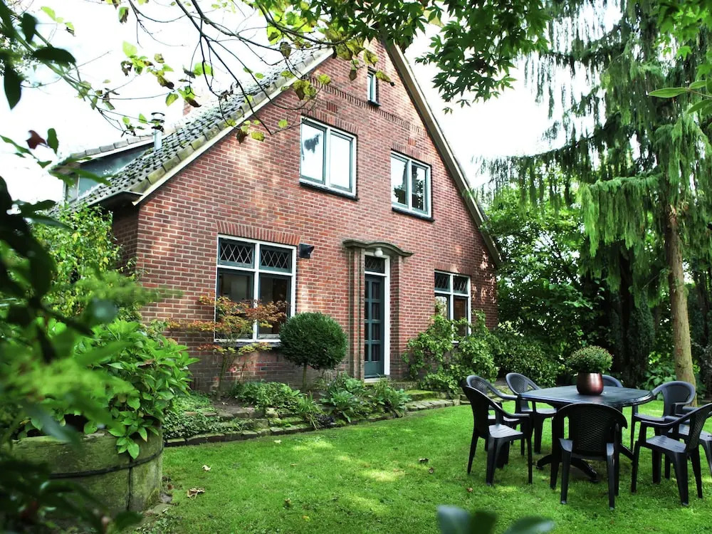 Holiday Home With Roofed Terrace, Barbecue & Garden in Bentelo