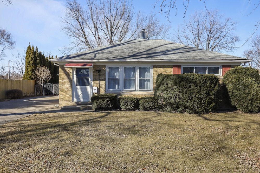 Modern Home Near Rosemont/allstate Arena O'hare 3 Bedroom Home