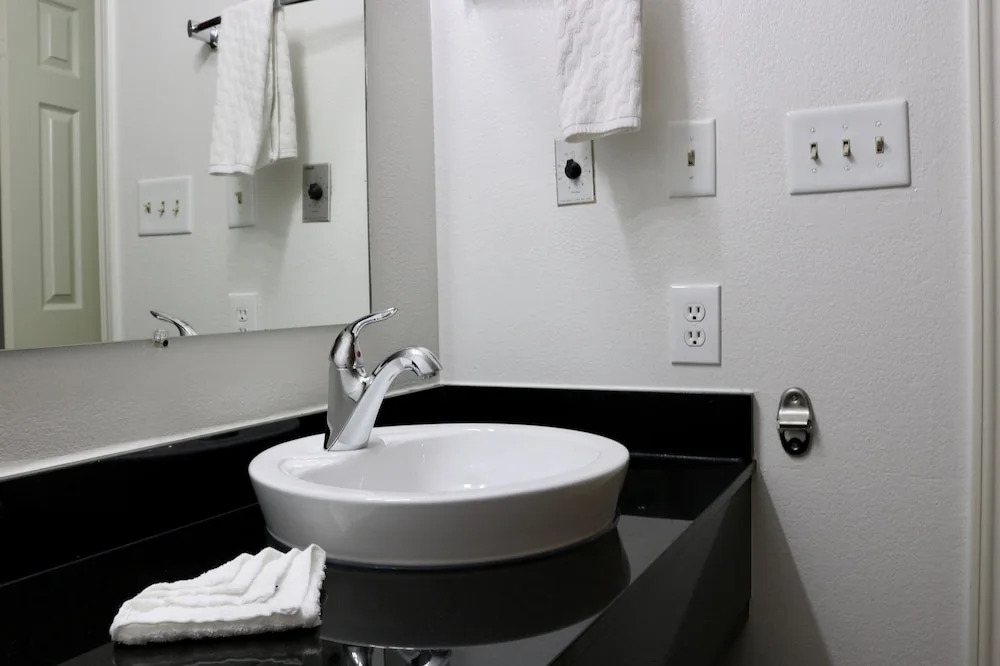 Heritage Inn & Suites