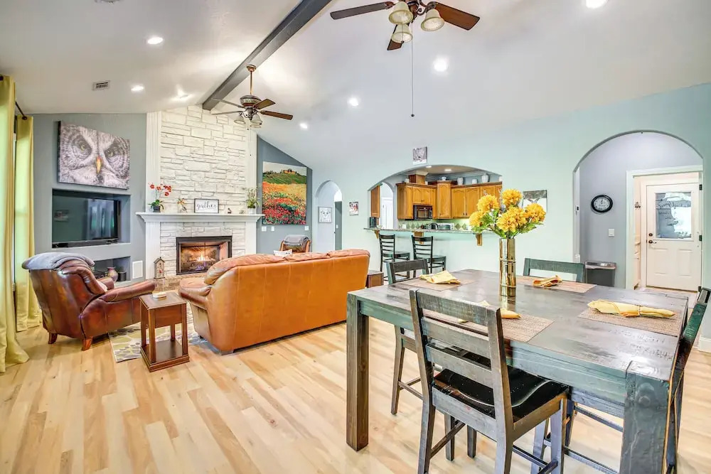 < 5 Mi to Lake Desoto: Grand Hot Springs Home