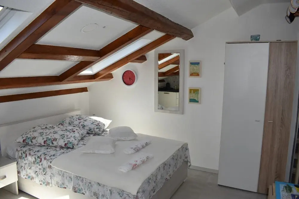 Dante Apartment