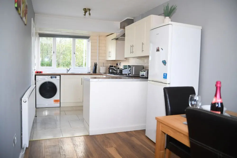 House Sleeps 8 with Garden and Parking