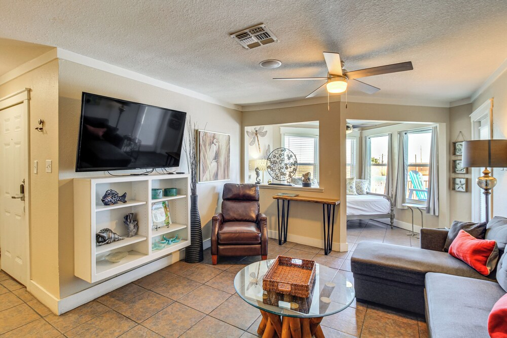 Walk to Beach! Pet-friendly Mustang Island Retreat