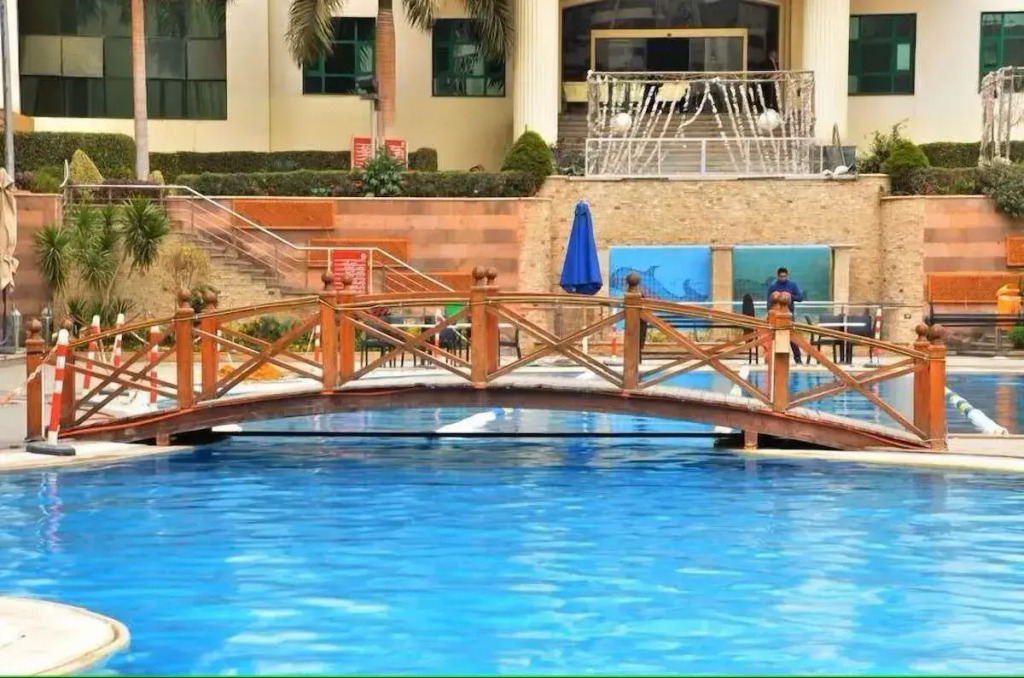 Chain Luxe Paradise Hotel