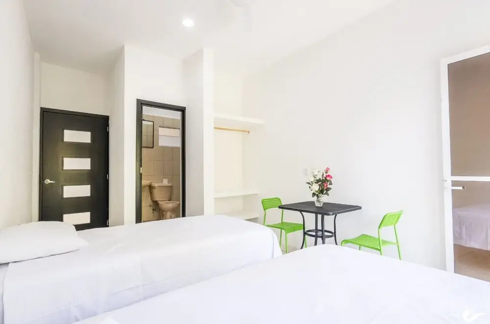 Standard room with two single beds for relaxed stay