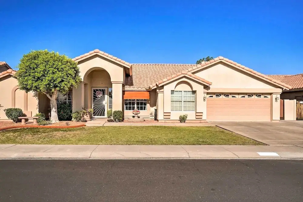 Elegant Peoria Home: Pool, Putting Green, Fire Pit