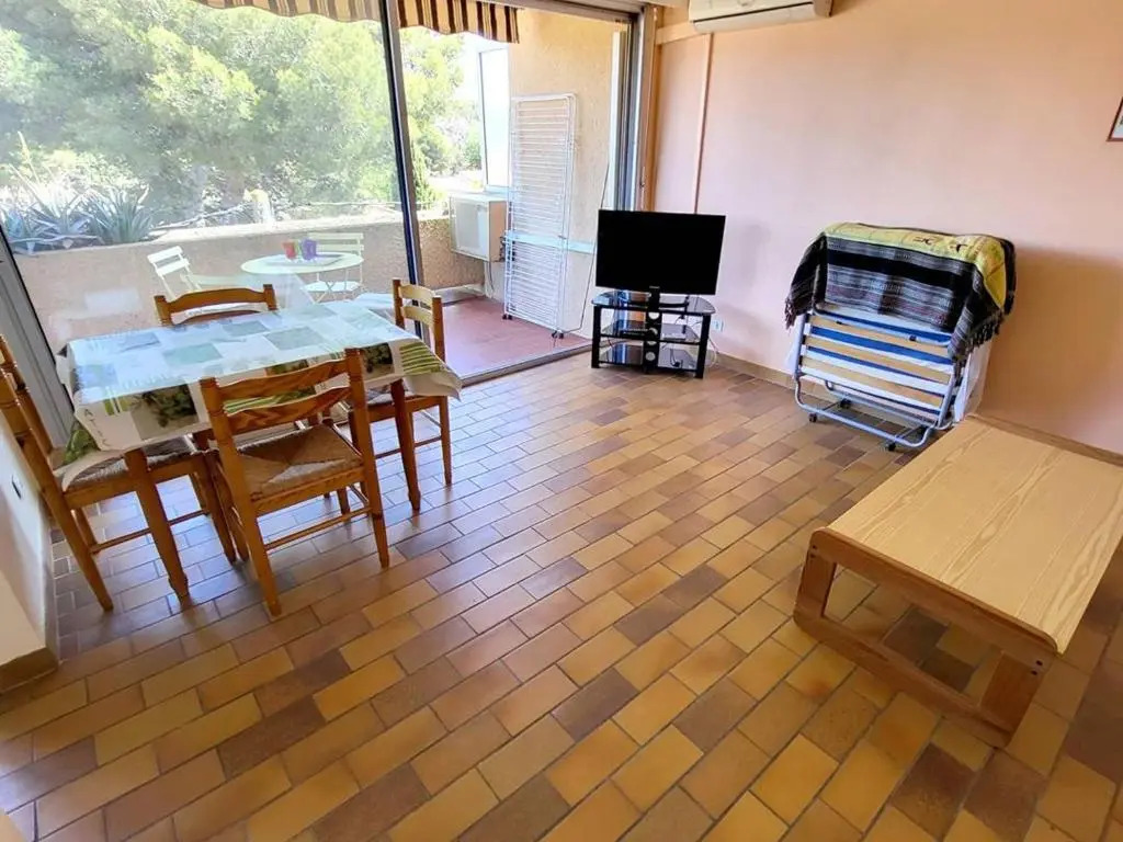Appartement Le Brusc, 1 pièce, 2 personnes - FR-1-316-250