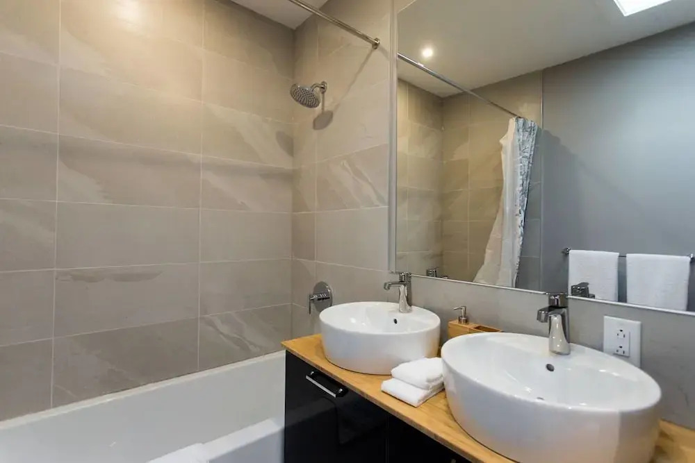 Brand New 3 Bedroom With Rooftop Patio