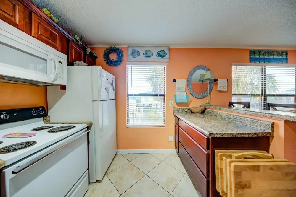Adorable Condo Directly Across the Street From Beach With Pool and hot tub