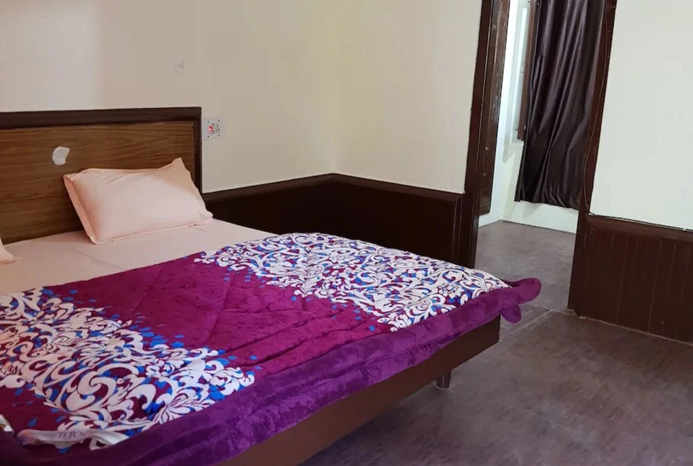 Goroomgo Aby's Hut Manali
