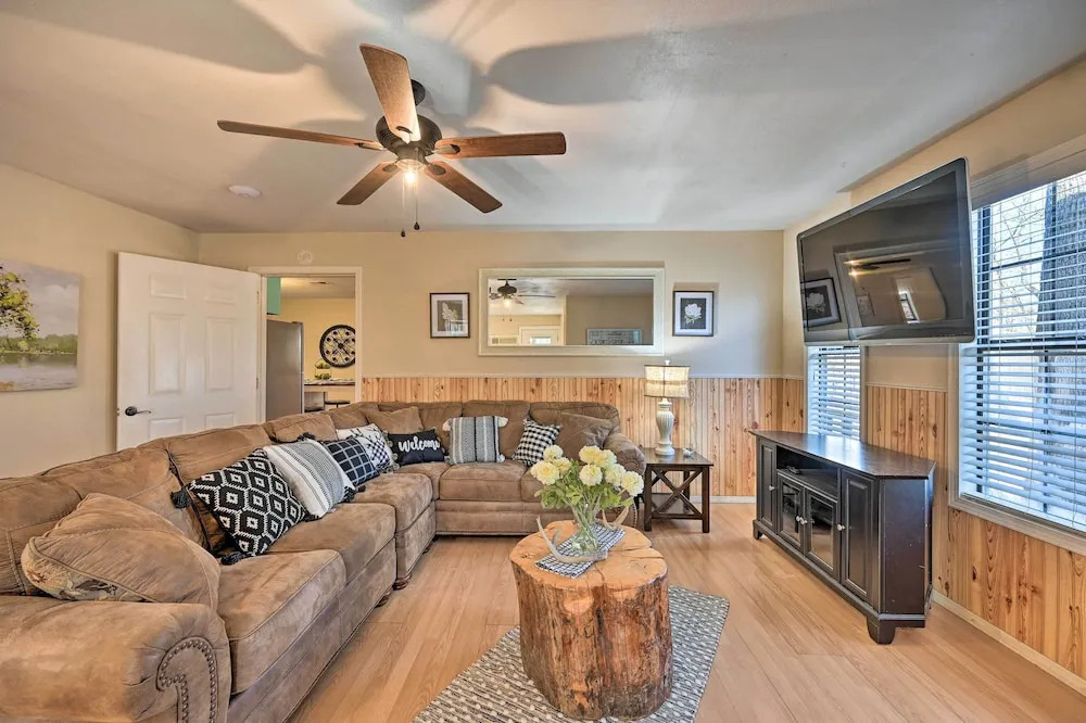 Pet-friendly 'shady Oaks' Broken Bow Gem w/ Patio!