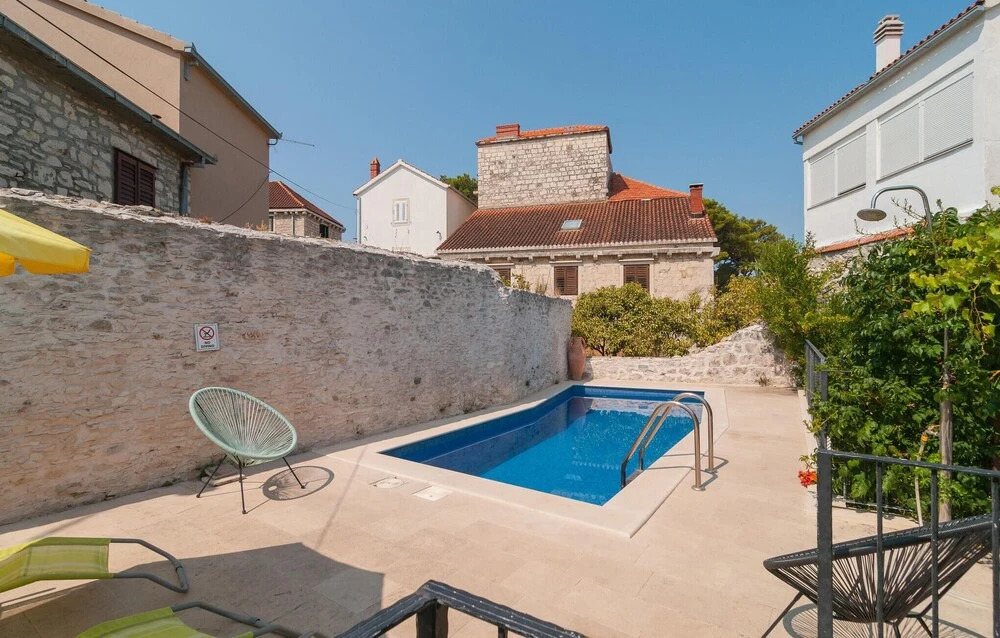 Awesome Apartment in Sutivan With 2 Bedrooms, Wifi and Outdoor Swimming Pool