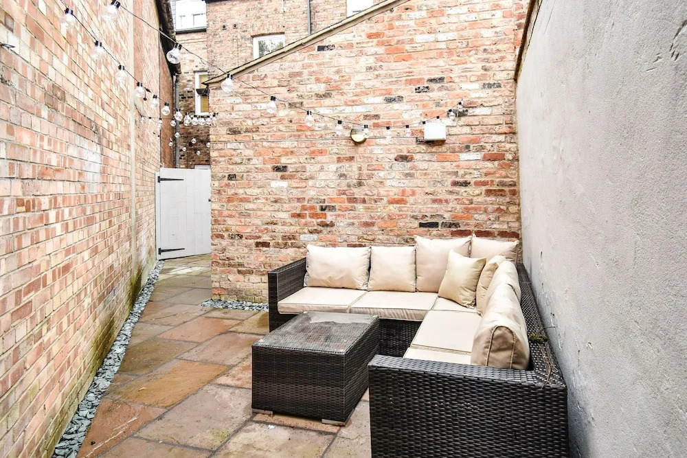 Saxon Rose Apartment