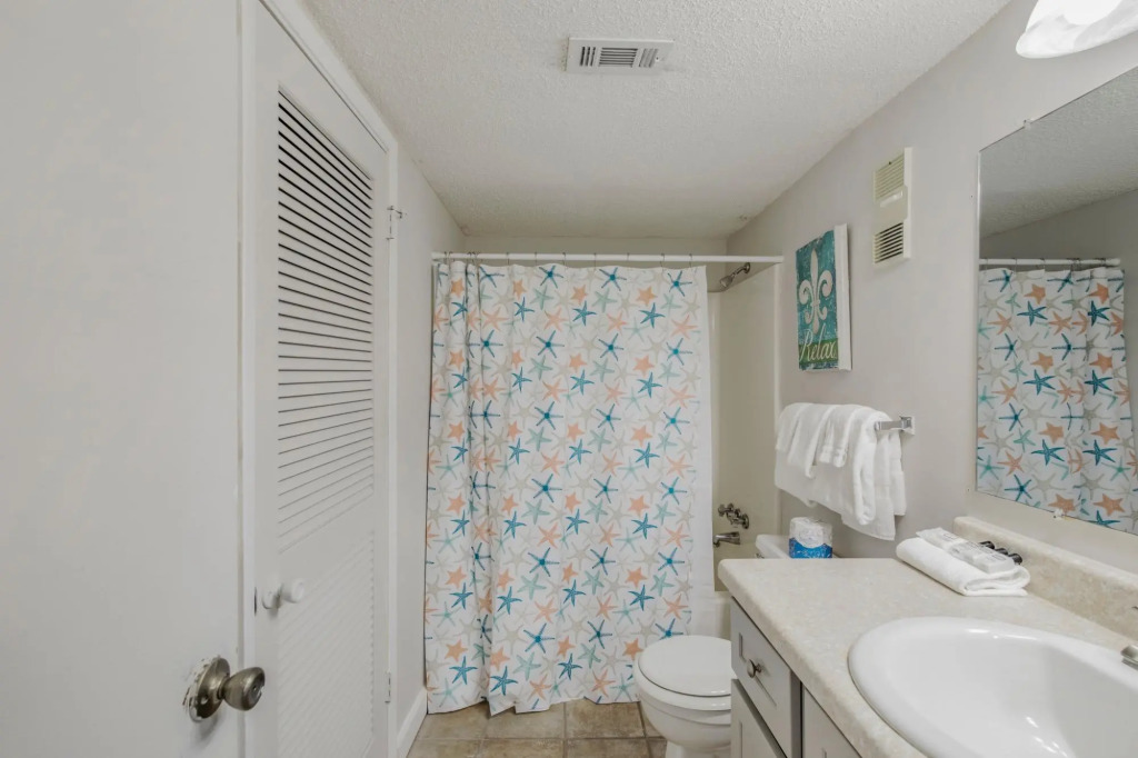 Amazing condo on the whites sands of Gulf Shores with outdoor pool