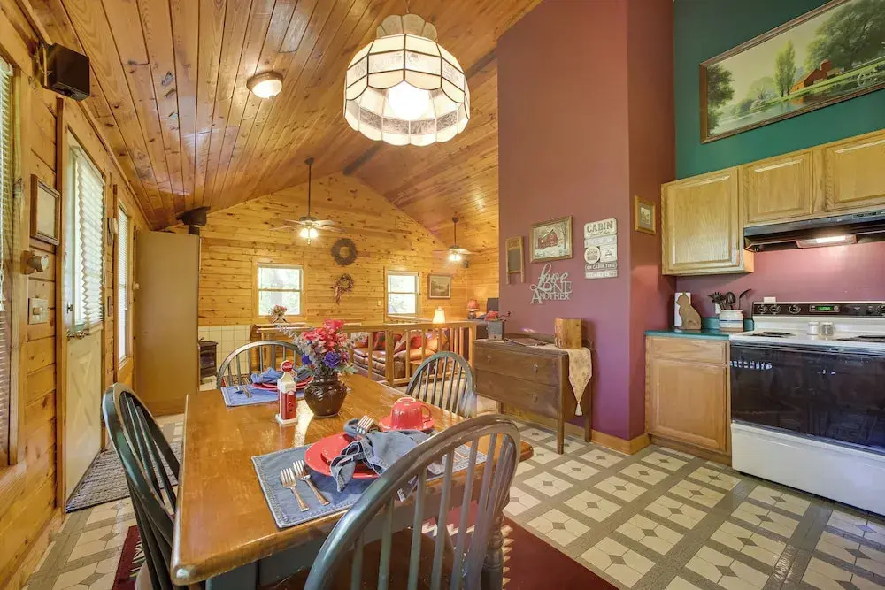 Secluded Studio w/ Deck ~ 8 Miles to Beaver Lake!