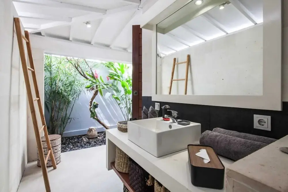 Villa Imbuh 2 - Tropical Oasis 3BR in Central Canggu