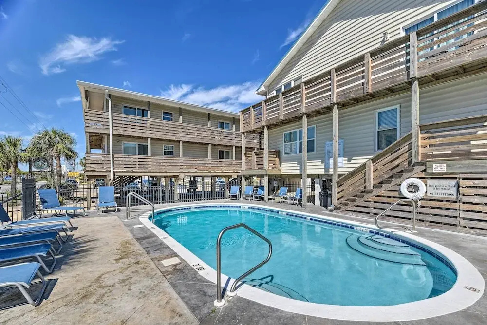 Chic Gulf Shores Condo w/ Pool & Beach Access