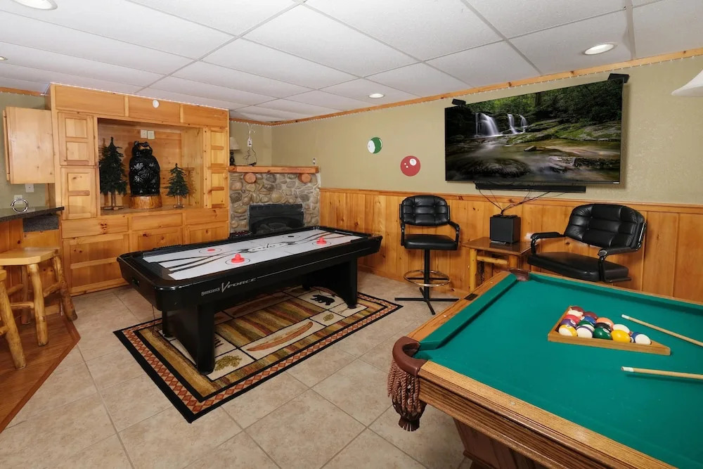 Smoky Treehouse Lodge #614