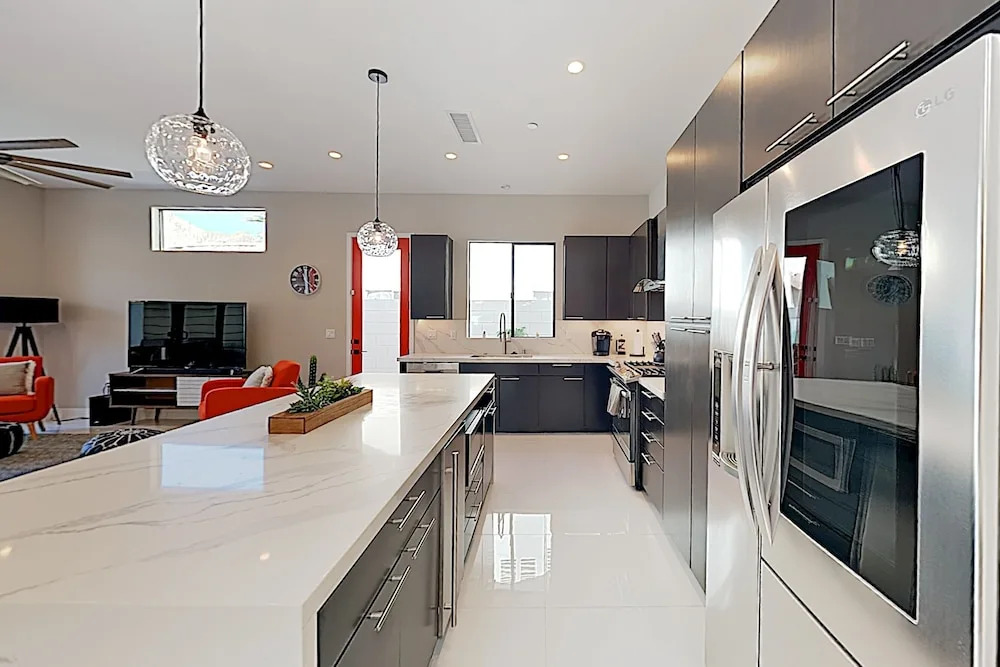 New-Build Beauty w/ Pool, Spa & Mountain Views home