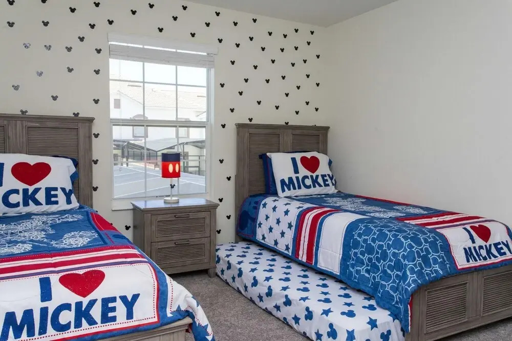 Luxurious 4 Bedroom w Screened Pool Close to Disney 1568