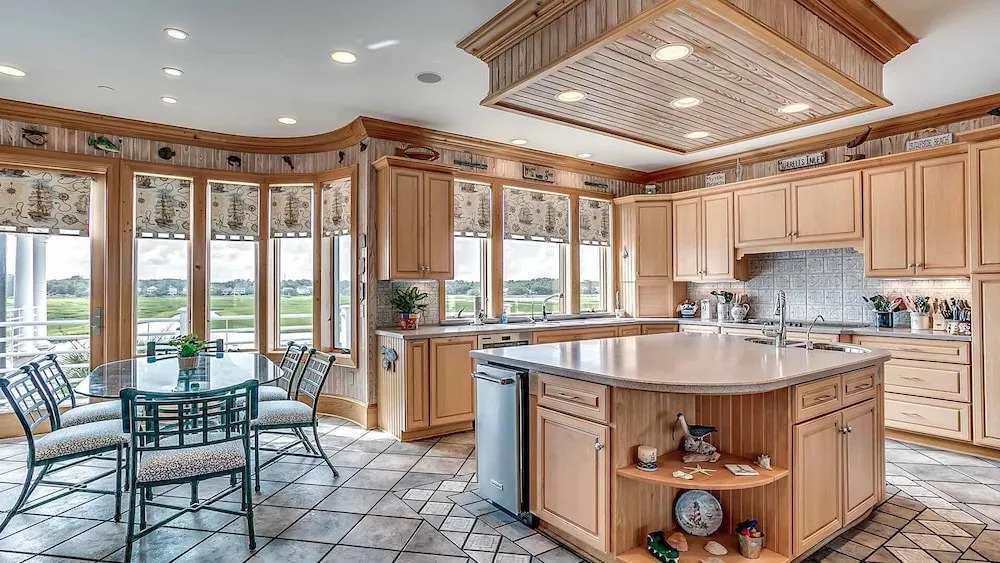The Boat - 8 Br Home