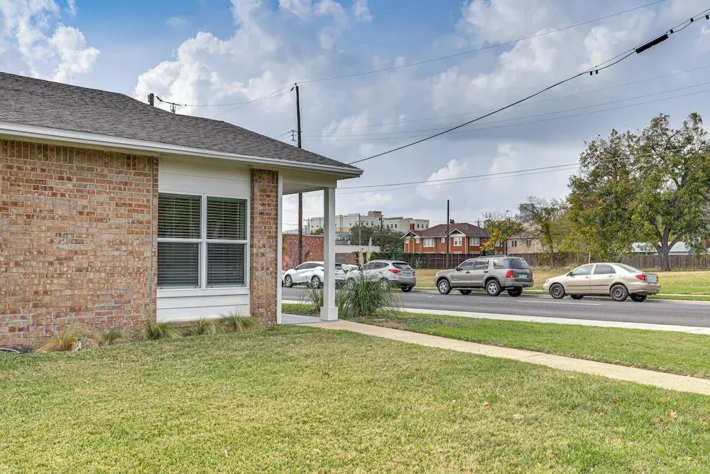 Great for Travel Nurses: 2BR East Dallas Townhome!