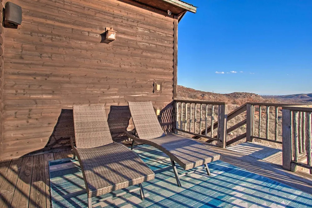 Updated Cabin w/ 360-degree Mtn View: 1 Mi to Lake