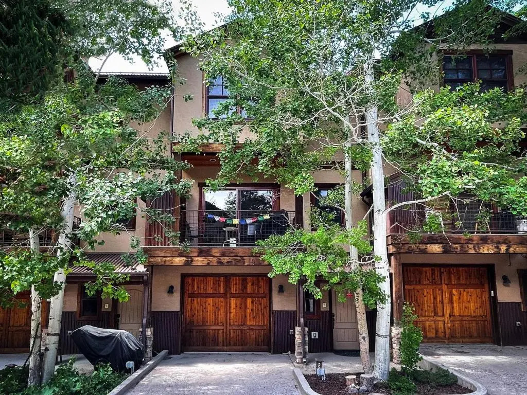 Elkhorn Townhome 1947 Townhouse