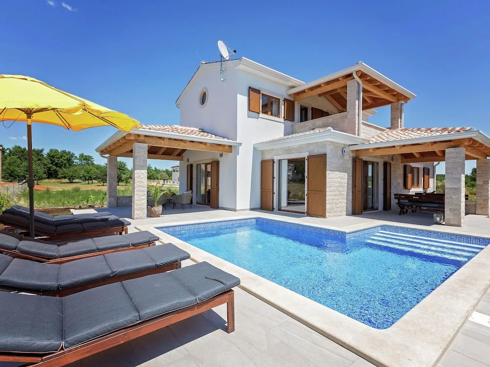 Seaside Villa With Swimming Pool in Funtana