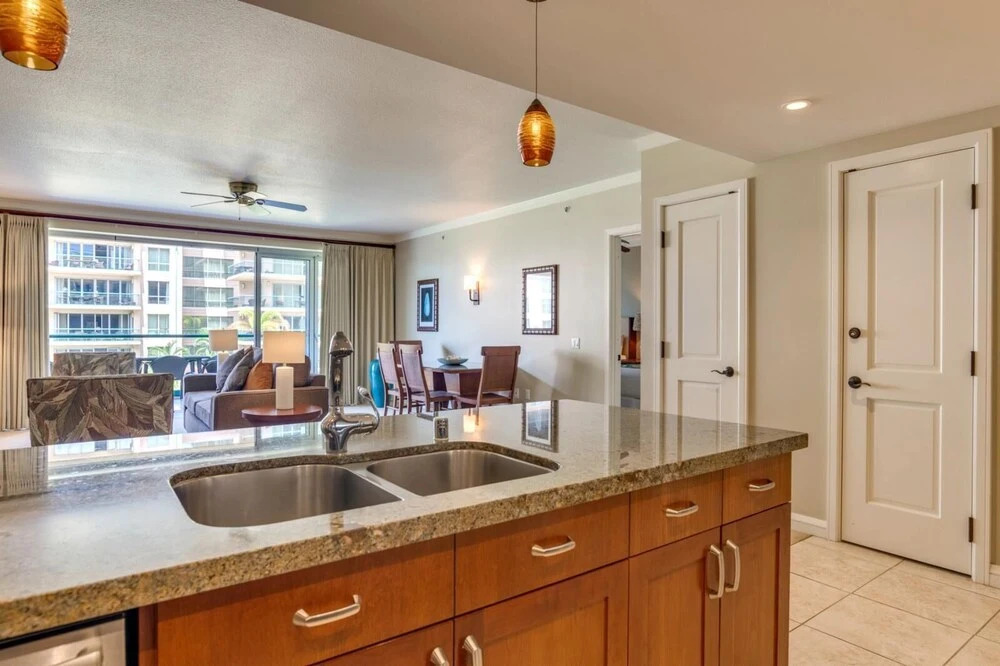 K B M Resorts- Hkk-309 Extra Large 2bdrm, Ocean Views, 3 King Beds, Just 75 Yards From the Ocean!