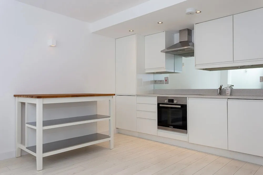 2 Bedroom House in Primrose Hill