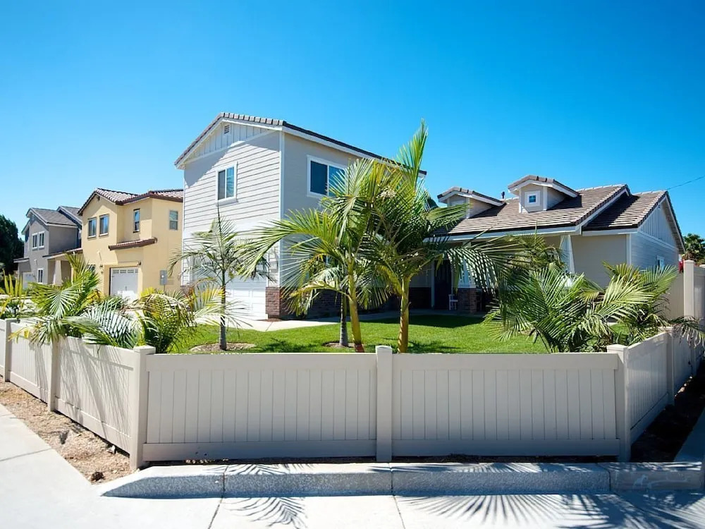 Mickey's Beach House 6 Bedrooms 3.5 Bathrooms Home