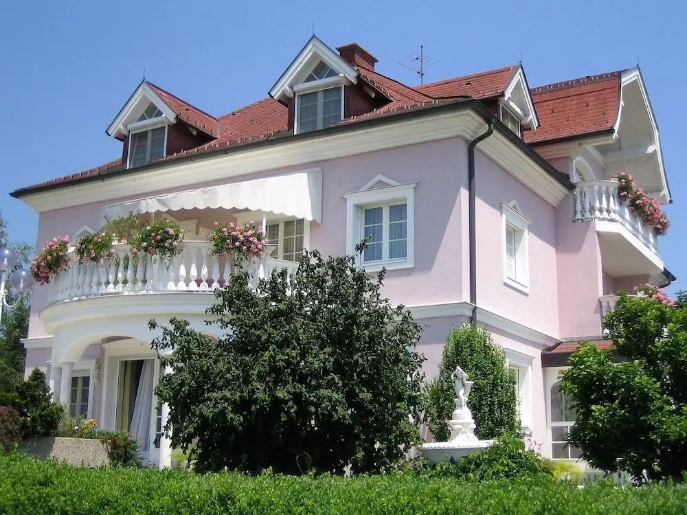 Plush Apartment in St. Kanzian am Klopeinersee with Sauna