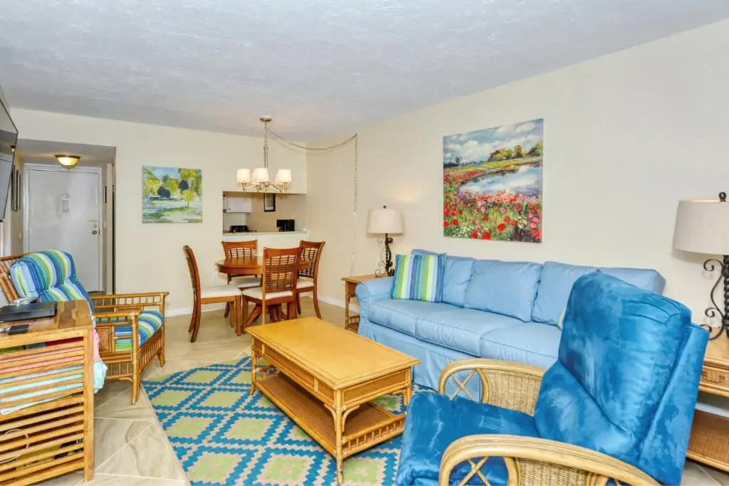 LaPlaya 101E-Relax on your private lanai under the palms!