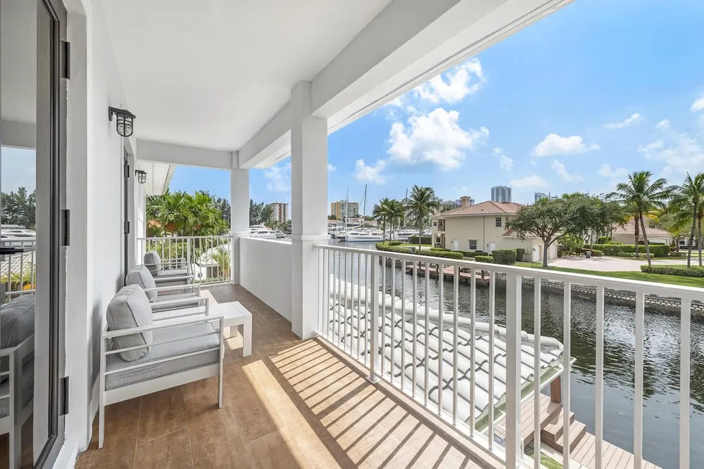 Waterfront Villa in Hollywood! Heated Pool and Game room