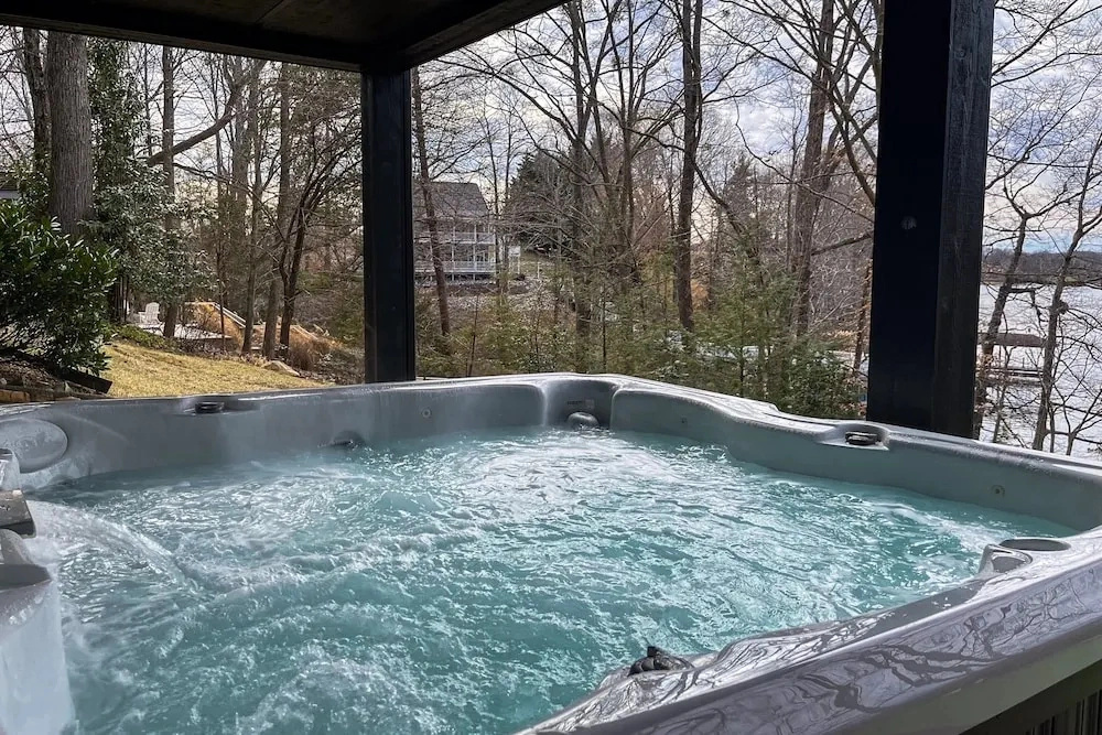 Lakedaze - Spacious Dog-friendly Lakefront House W/dock, hot tub & Putting Green
