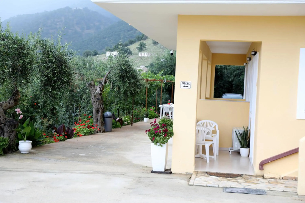 Nefelis Apartment