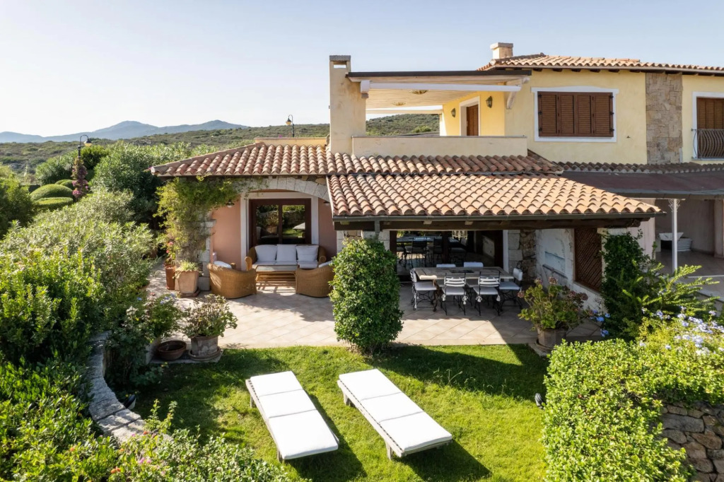 This large apartment is located on the ground floor, has a beautiful garden and a spacious terrace o-S'ABBA 11