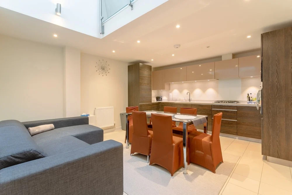 2 Bed Townhouse in Shepherds Bush