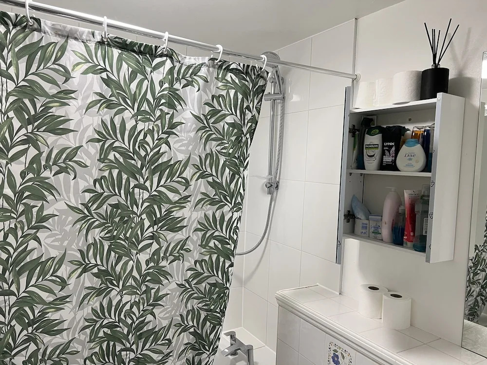 Impeccable 2-bed Apartment in Erith